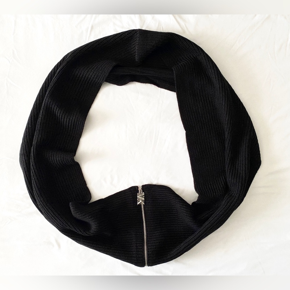 Michael Kors - Shaker MK
Logo Zipper Convertible Infinity Scarf